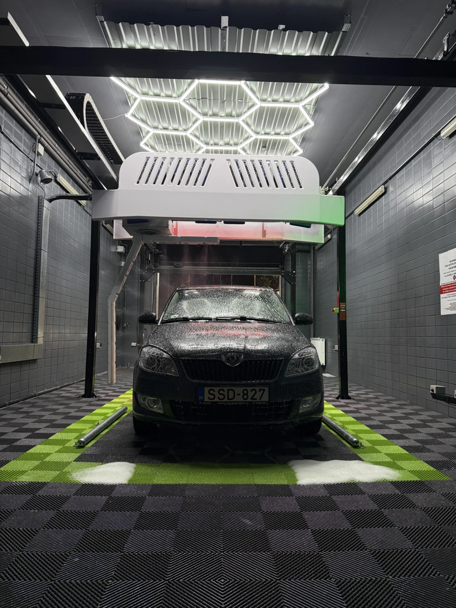 HEXA · light grid in an operating wash bay